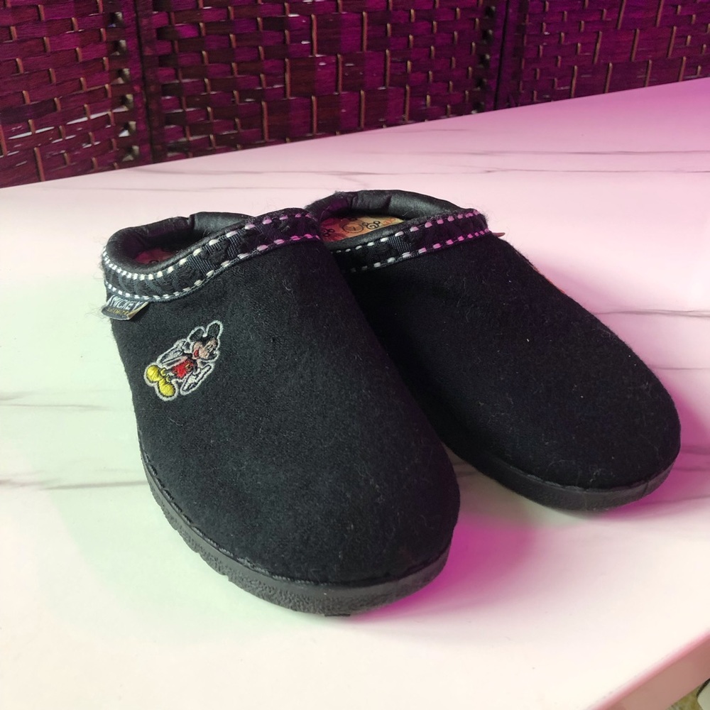 Vintage Mickey Unlimited Slippers 
Size 7